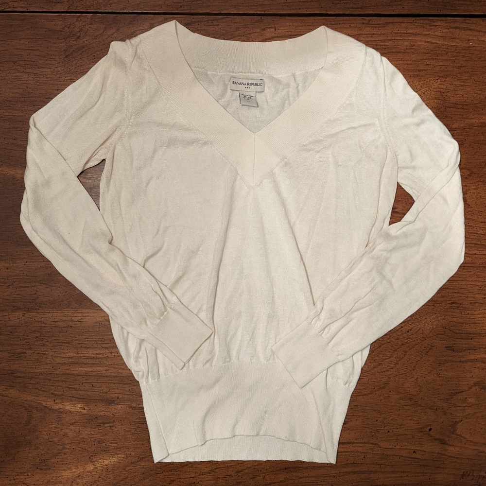 ❌SOLD❌ Banana Republic Light-weight White V-Neck Sweater